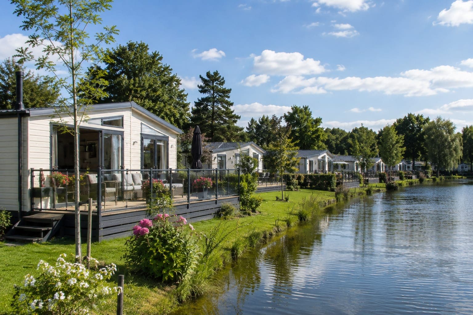 Moderne chalets aan het water in natuurlijke omgeving