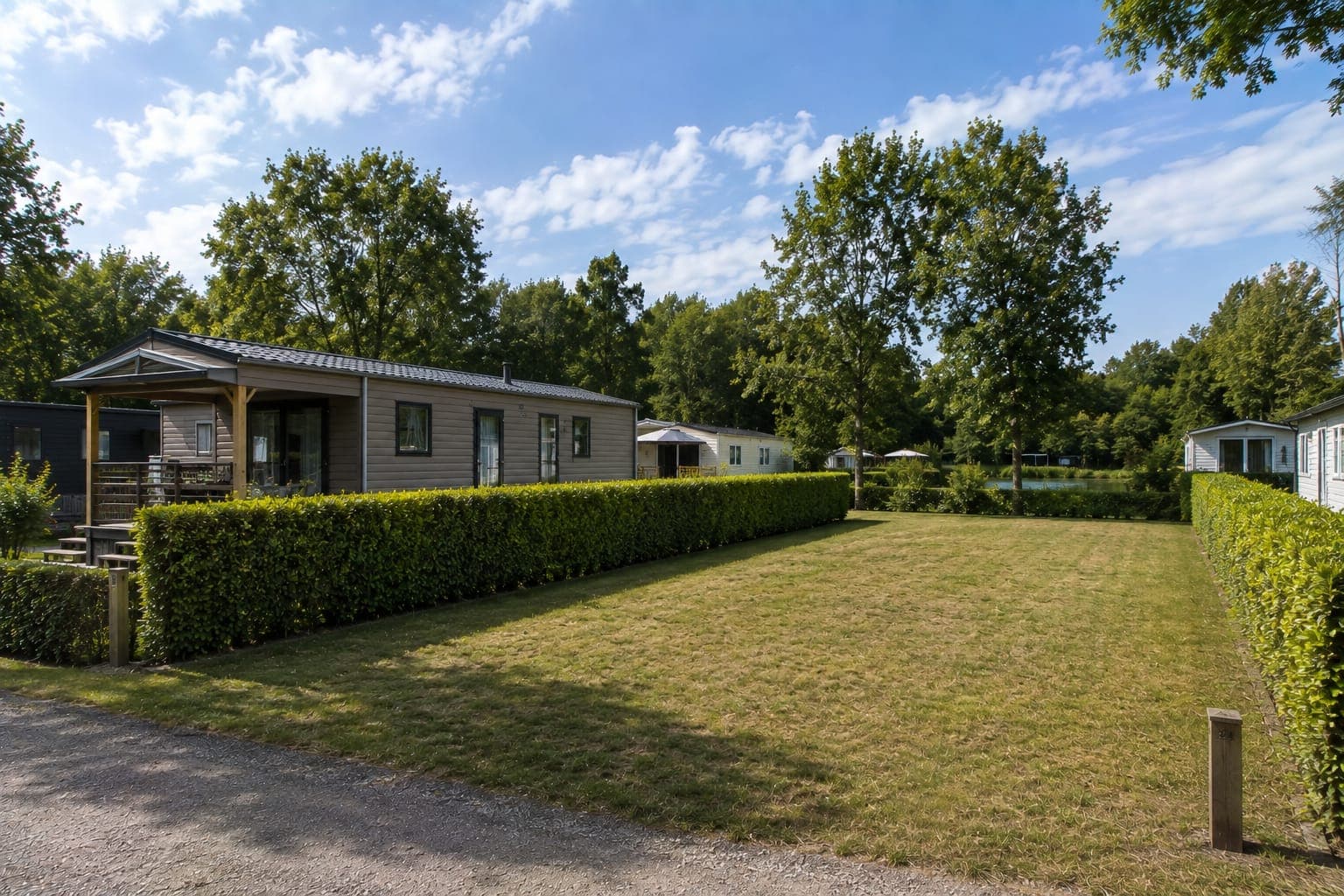 Moderne lodge in natuurlijke omgeving met veel groen