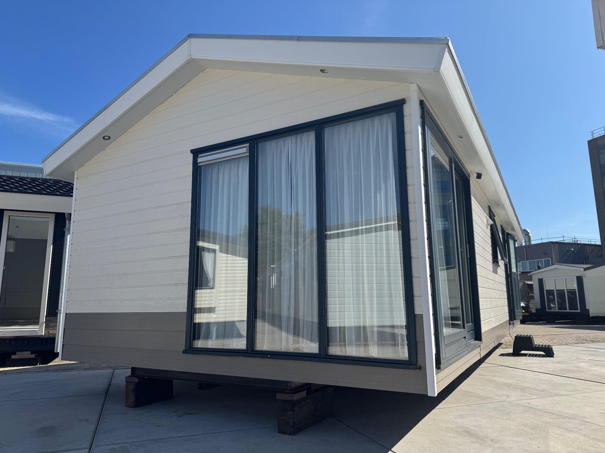 Ruim chalet 10.10 x 4.30 2 slaapkamers dubbelglas etc.