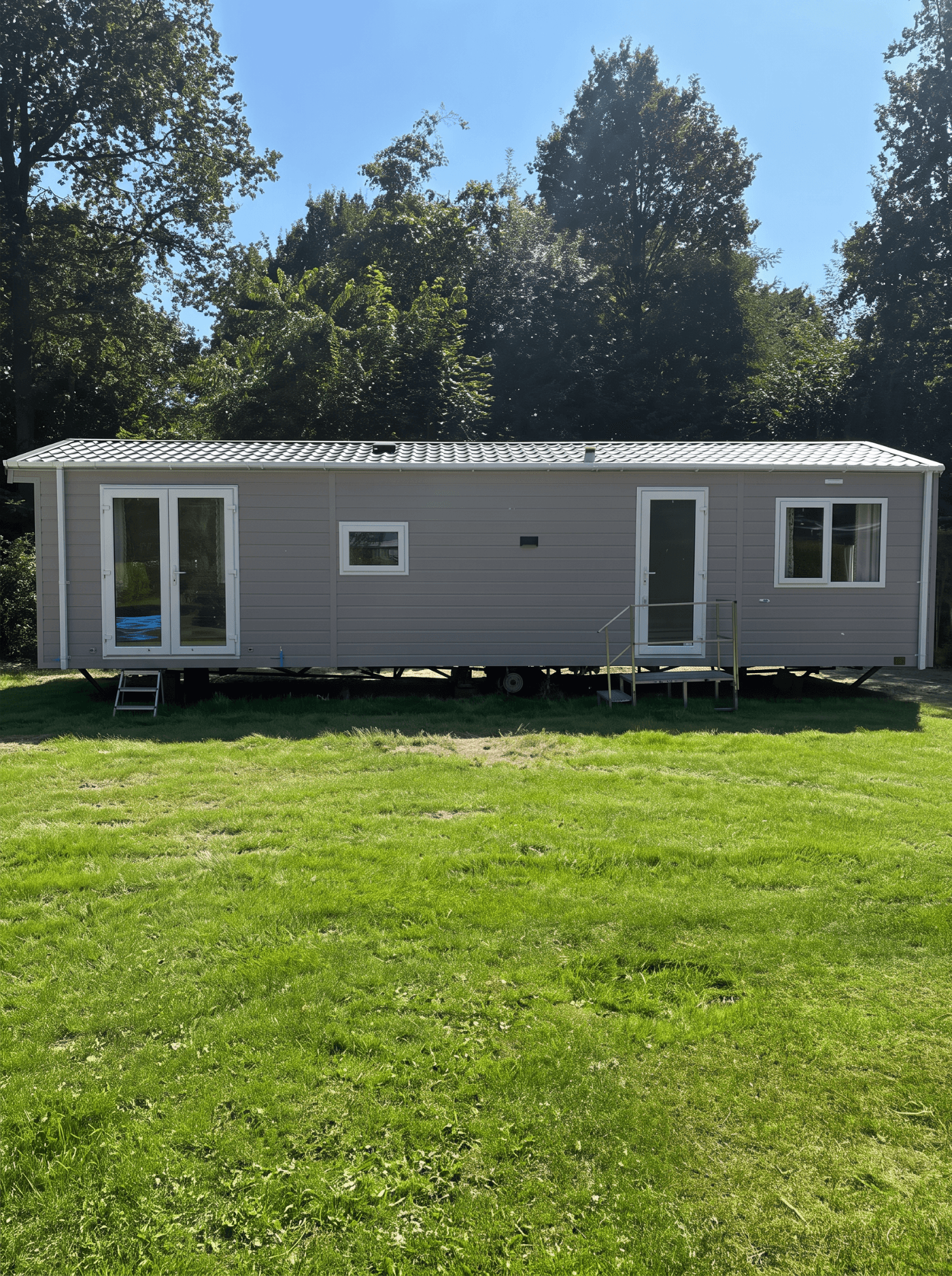 Nieuw chalet inclusief jaarplaats op waterrijk park