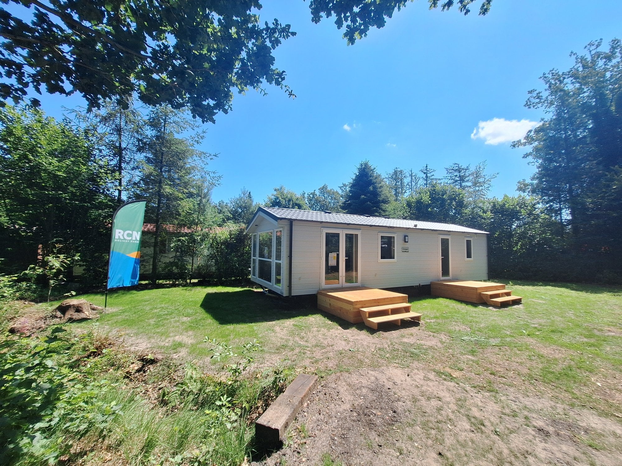 Nieuw chalet met openslaande terrasdeuren inclusief jaarplaats op bosrijk park